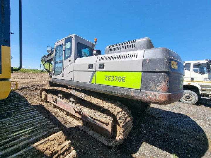 Экскаватор гусеничный ZOOMLION ZE370E, 2022, Идентификационный номер: ZMEZE245LN0001016, принадлежащий Продавцу на праве собственности, что подтверждается Договором купли-продажи № ОВ/Ф-145729-09-01-С-01 от 04.10.2022 г.